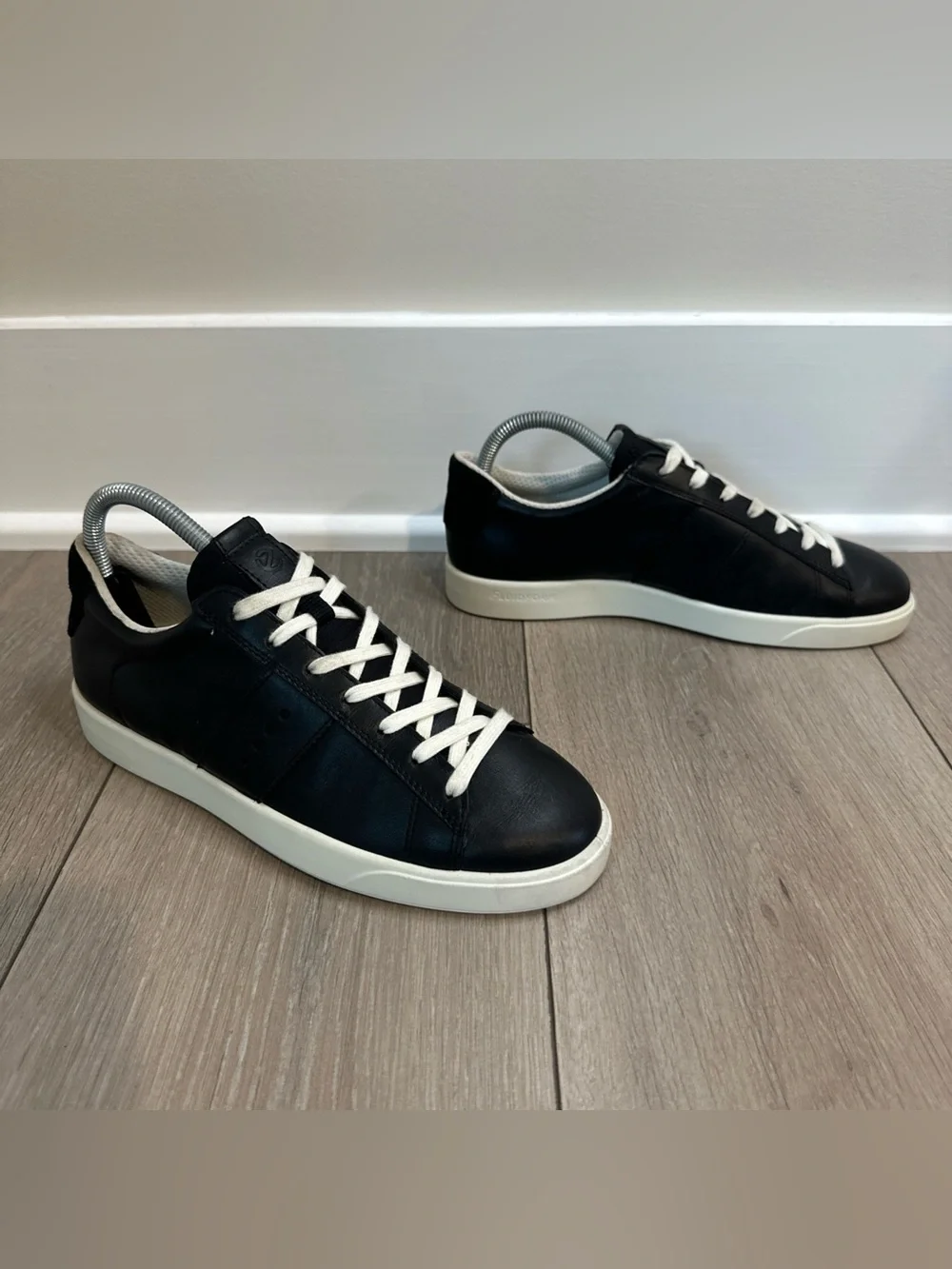 Ecco Street Lite Womens Size 8-8.5 Black Athletic Leather Lace Up Shoes Sneakers